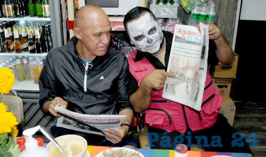 Grupo de personas desayunando.