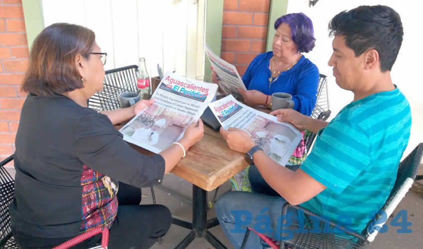 Grupo de personas desayunando.