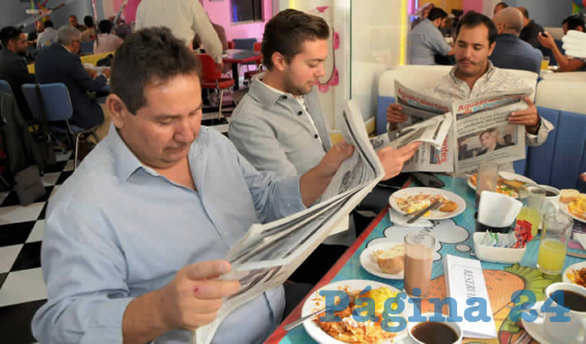 Grupo de personas desayunando.