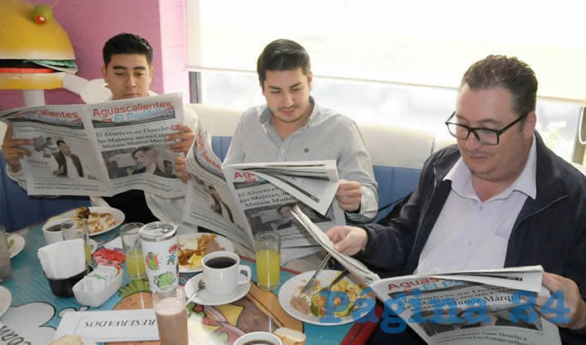 Grupo de personas desayunando.