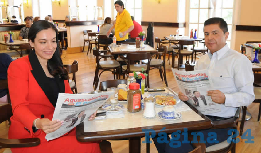 Grupo de personas desayunando.