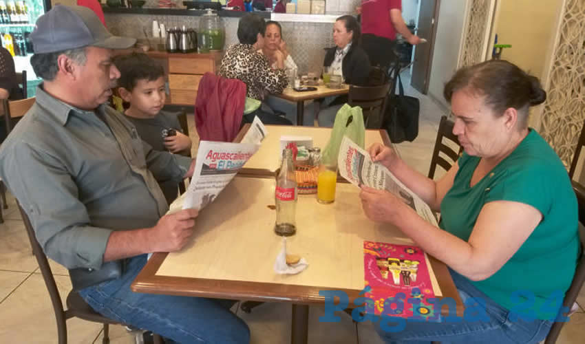 Grupo de personas desayunando.