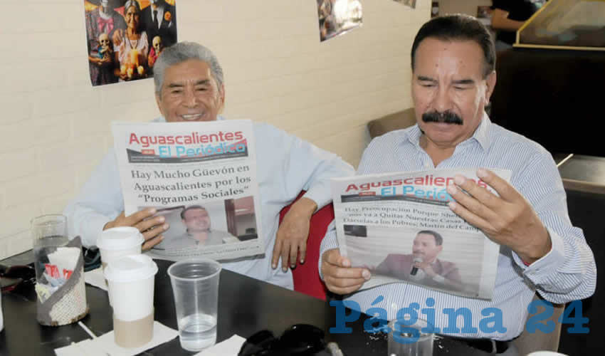 Grupo de personas desayunando.