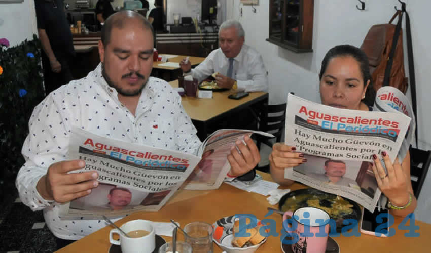 Grupo de personas desayunando.