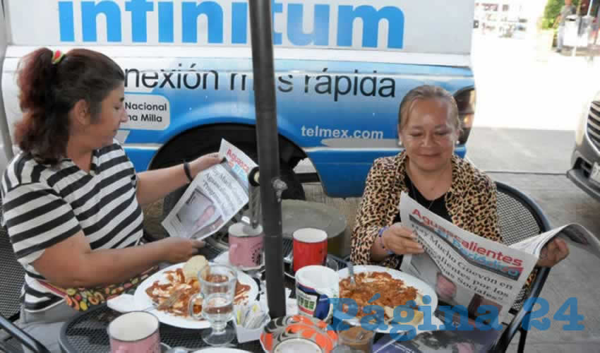 Grupo de personas desayunando.