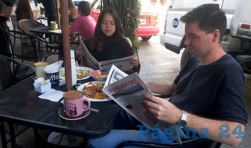 Grupo de personas desayunando.