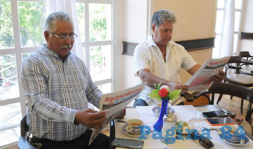 Grupo de personas desayunando.