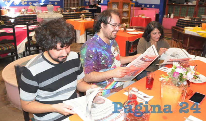 Grupo de personas desayunando.