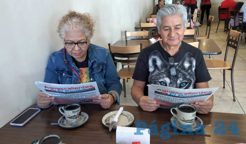 Grupo de personas desayunando.