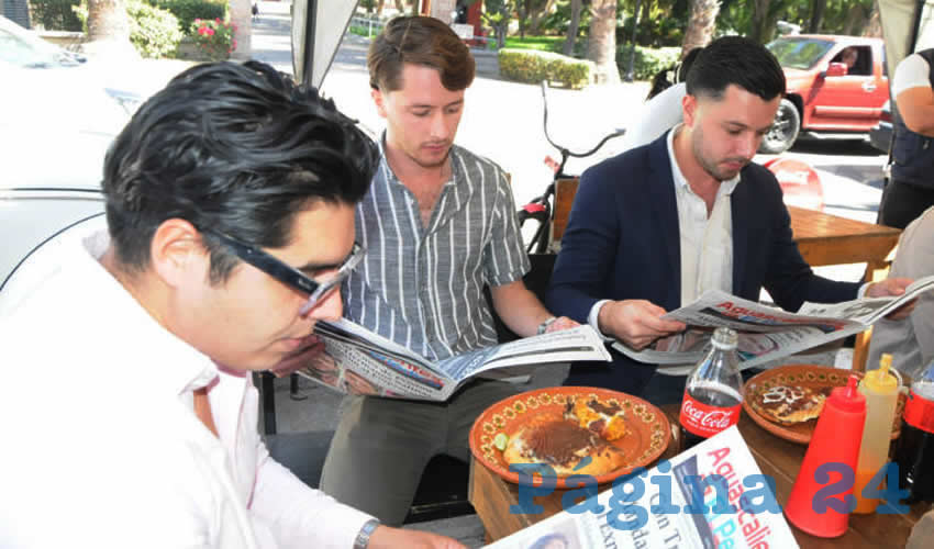 Grupo de personas desayunando.