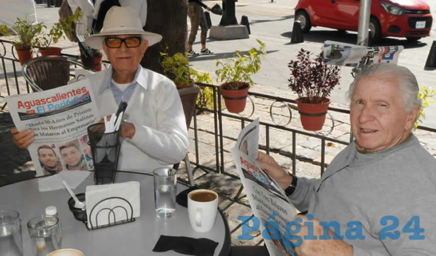 Grupo de personas desayunando.