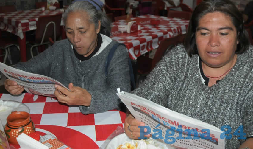 Grupo de personas desayunando.