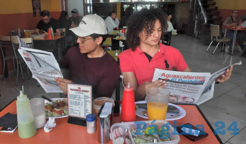 Grupo de personas desayunando.