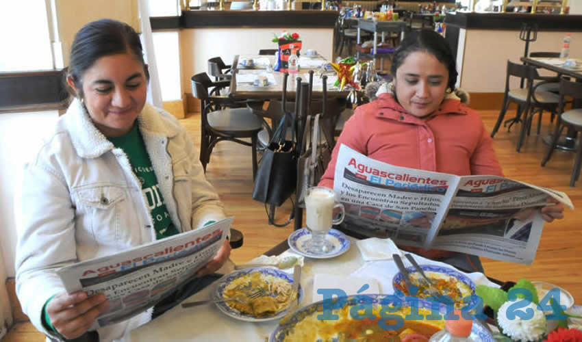 Grupo de personas desayunando.