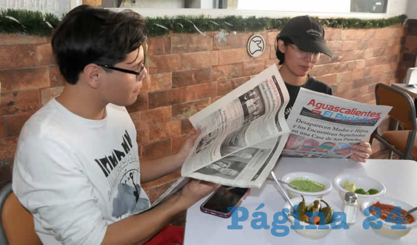 Grupo de personas desayunando.