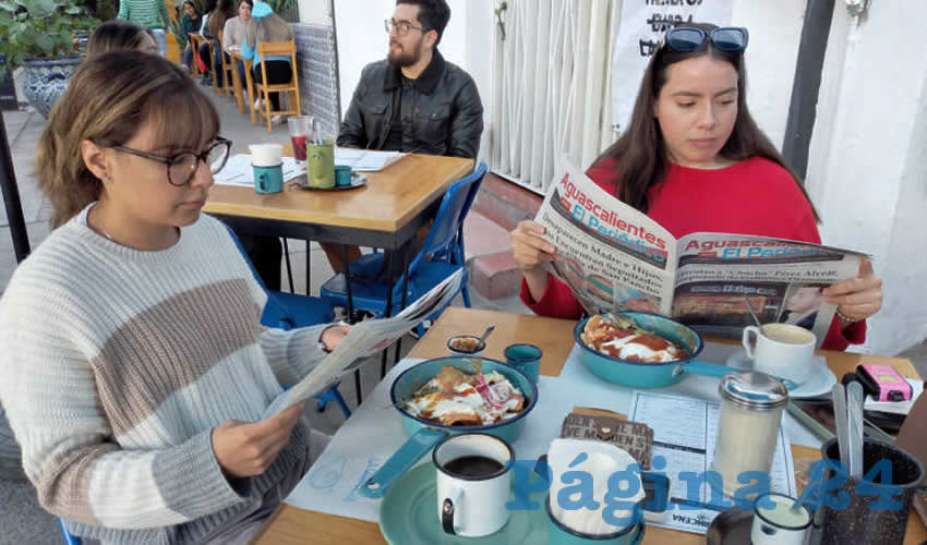 Grupo de personas desayunando.