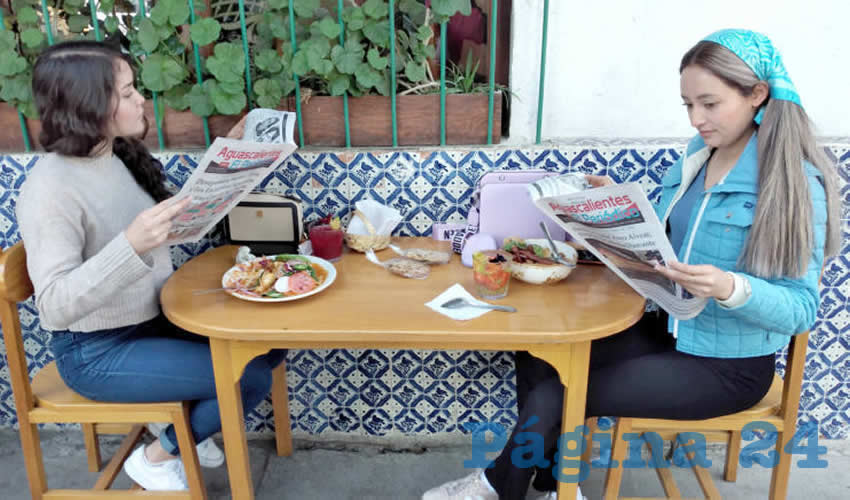 Grupo de personas desayunando.