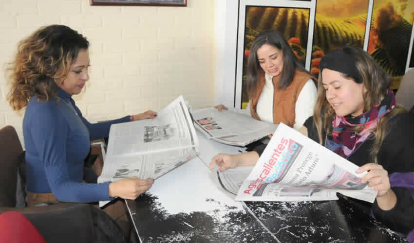 Grupo de personas desayunando.