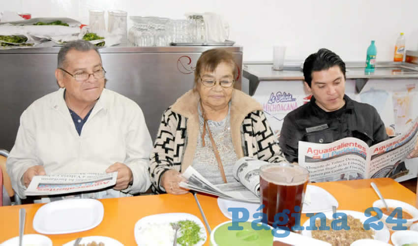 Grupo de personas desayunando.