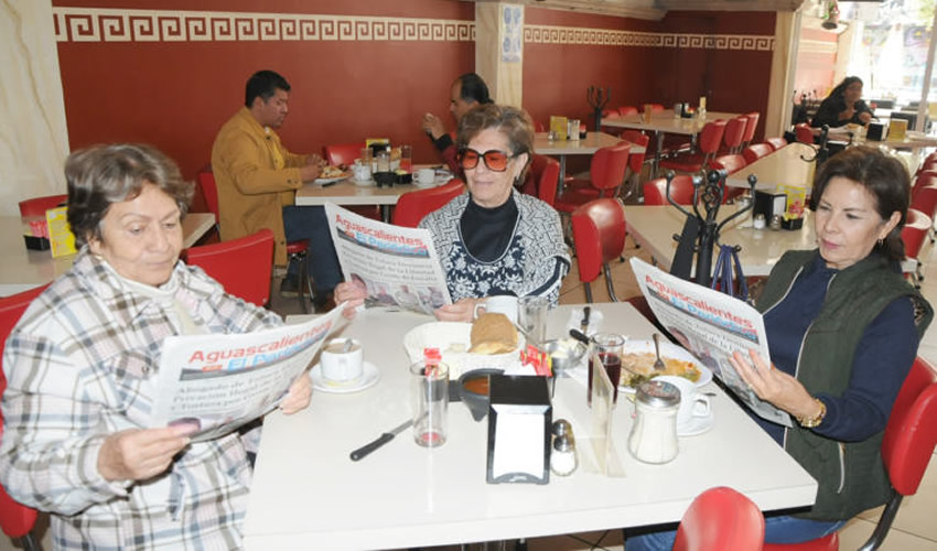 Grupo de personas desayunando.