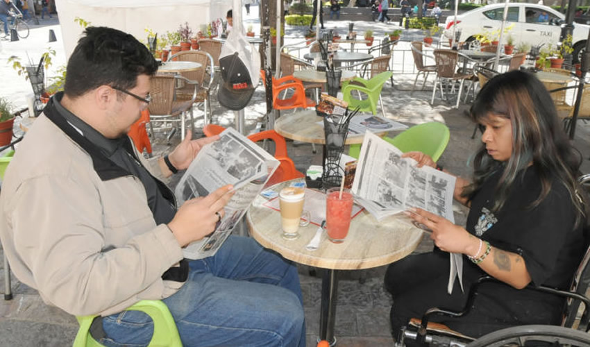 Grupo de personas desayunando.