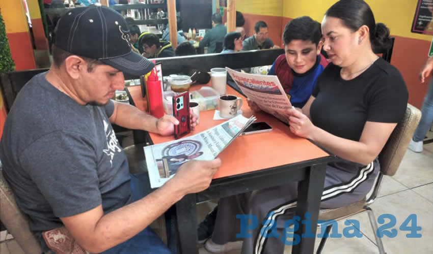 Grupo de personas desayunando.