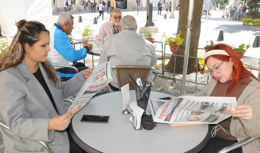 Grupo de personas desayunando.