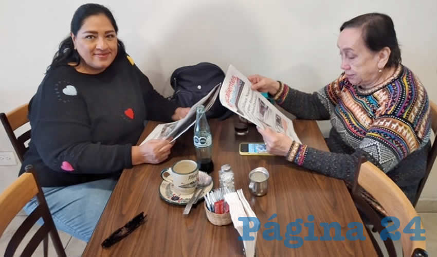 Grupo de personas desayunando.