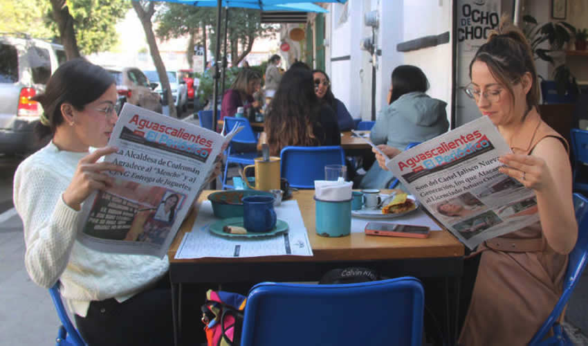 Grupo de personas desayunando.