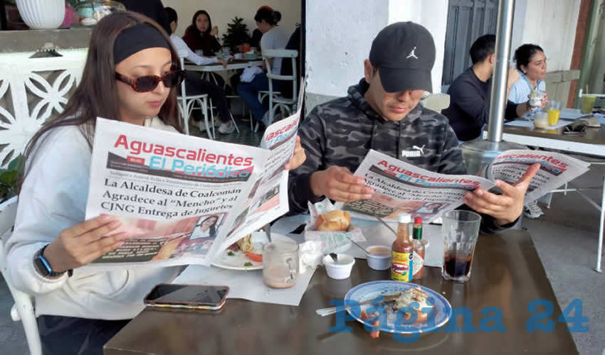 Grupo de personas desayunando.