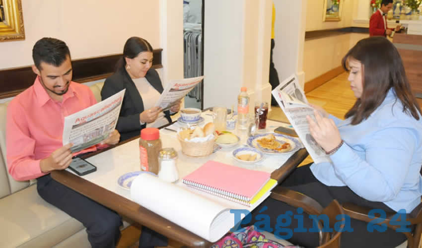 Grupo de personas desayunando.