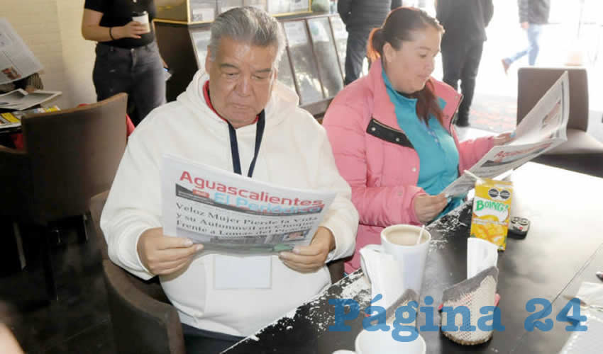 Grupo de personas desayunando.