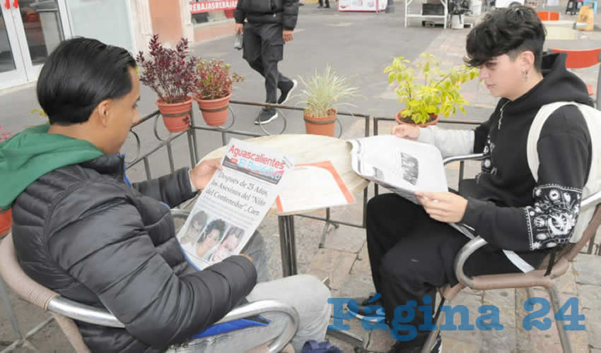 Grupo de personas desayunando.