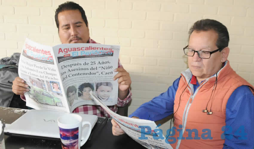 Grupo de personas desayunando.