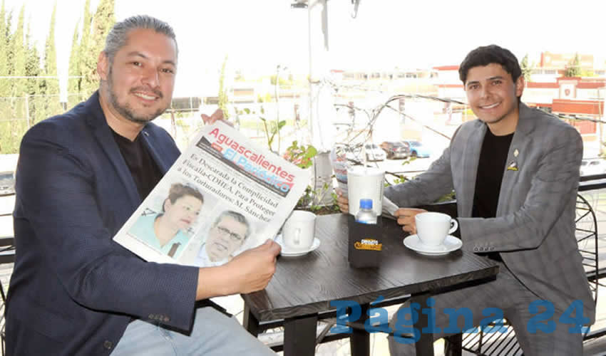 Grupo de personas desayunando.