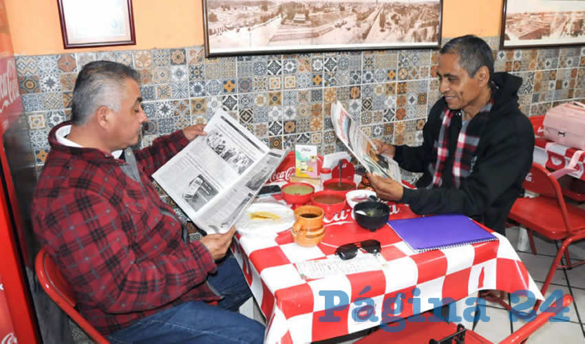 Grupo de personas desayunando.