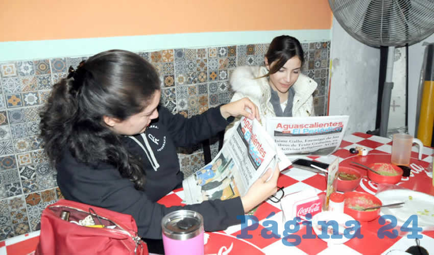 Grupo de personas desayunando.