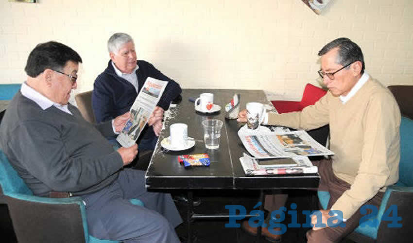 Grupo de personas desayunando.