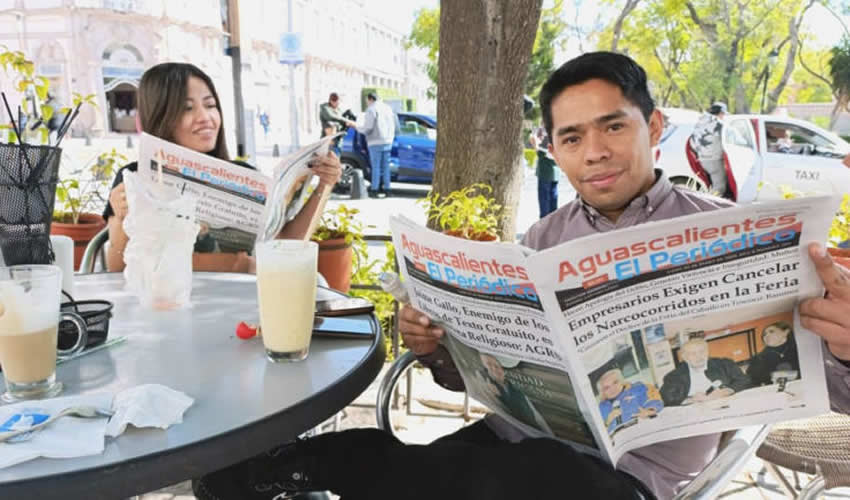 Grupo de personas desayunando.