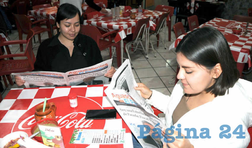 Grupo de personas desayunando.