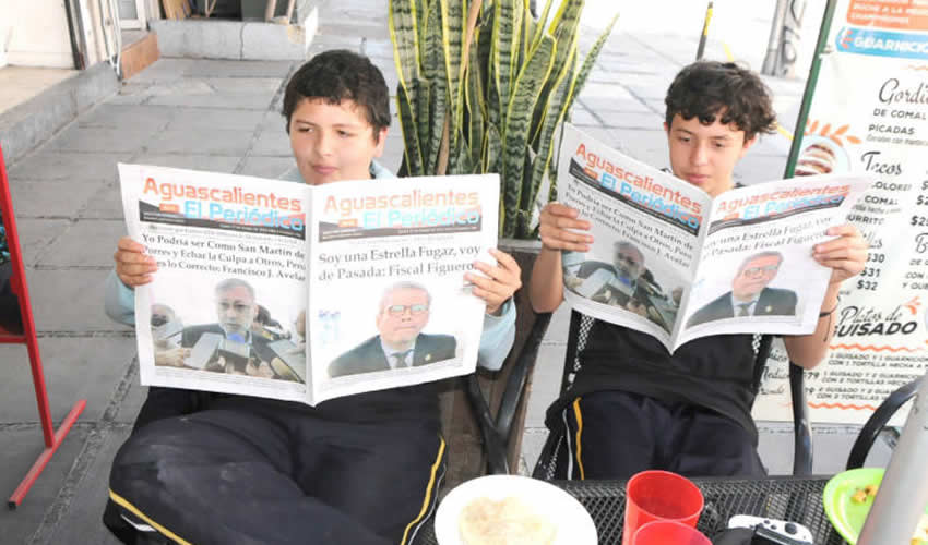 Grupo de personas desayunando.