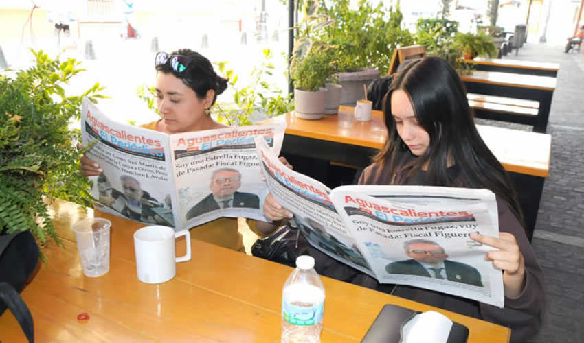 Grupo de personas desayunando.