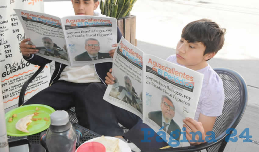 Grupo de personas desayunando.