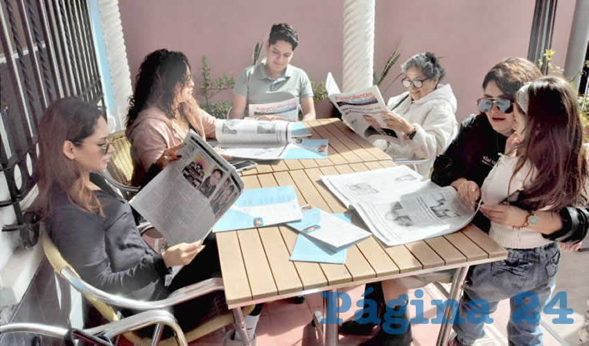 Grupo de personas desayunando.