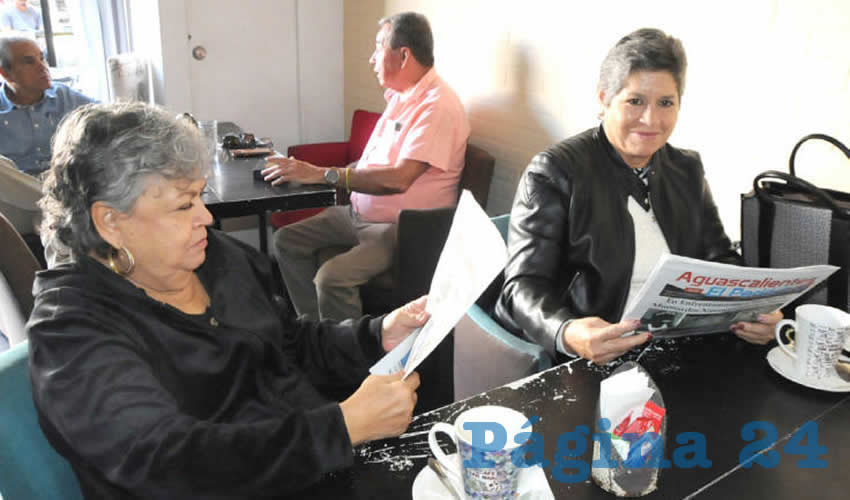 Grupo de personas desayunando.