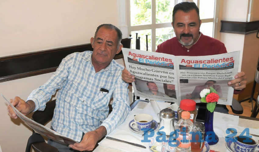 Grupo de personas desayunando.