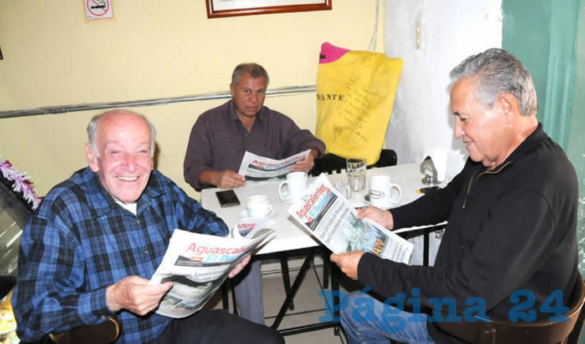 Grupo de personas desayunando.