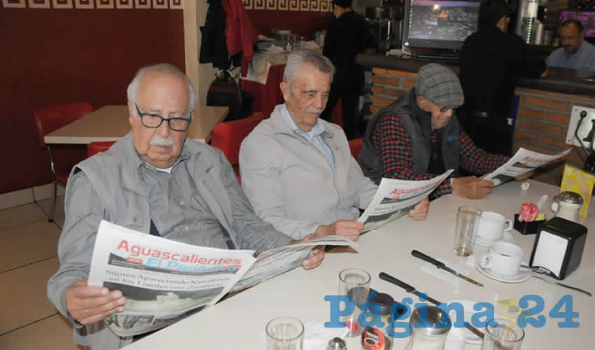 Grupo de personas desayunando.