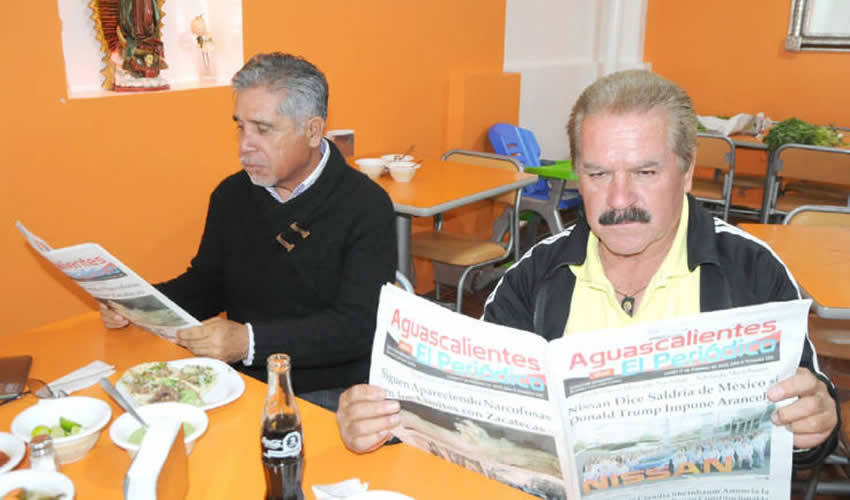 Grupo de personas desayunando.