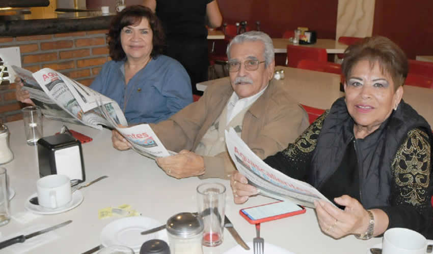 Grupo de personas desayunando.